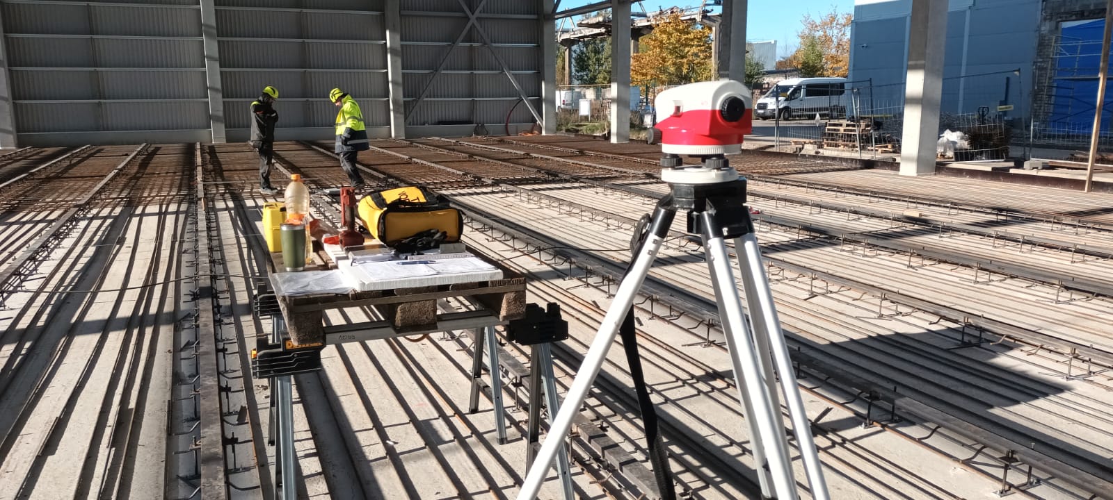 Koleje — instalace v hale