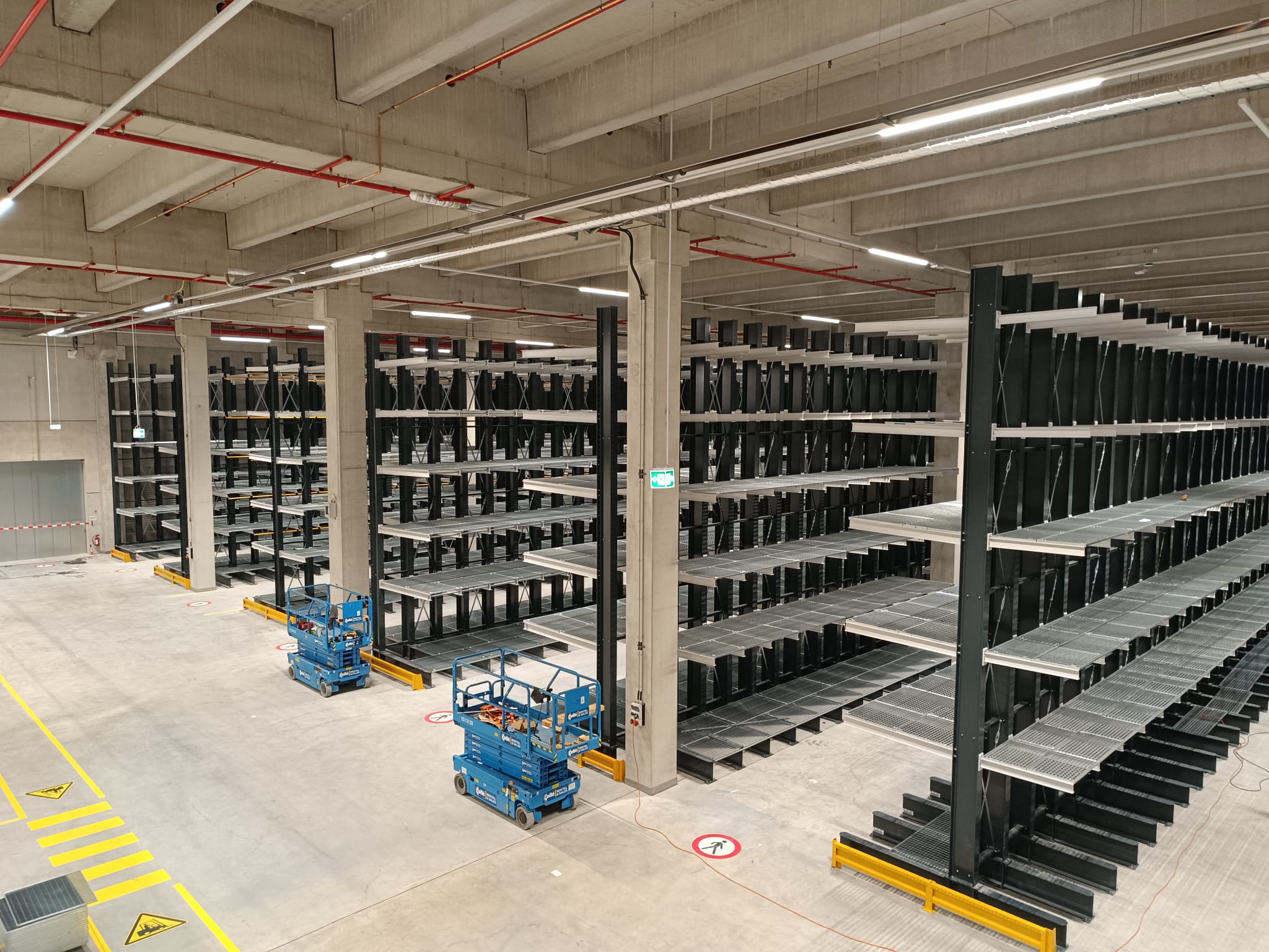 Konzolové regály — detail konzolí